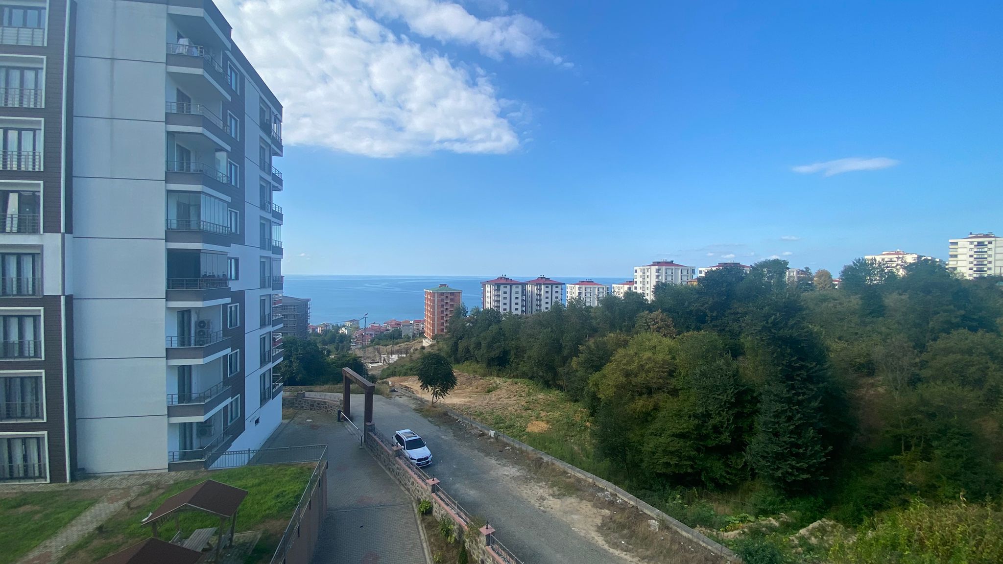 YALINCAK MAHALLESİNDE DENİZ MANZARLI 3+1 SIFIR KİRALIK DAİRE